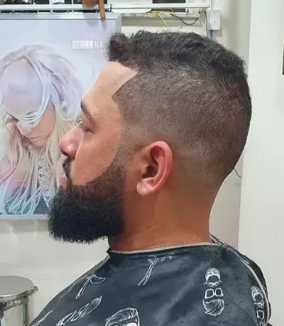 Corte com fade e barba bem definida, atendimento de barbeiro em São Carlos