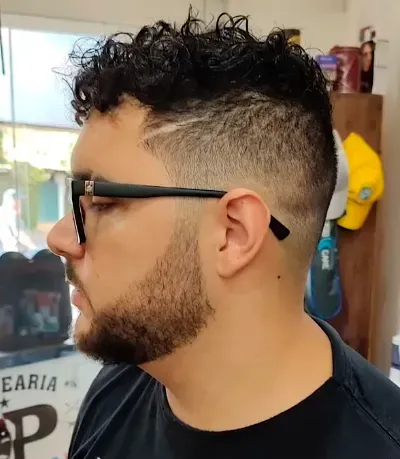 Corte undercut com topo cacheado e laterais em degradê na JP Barbearia, cabeleireiro em São Carlos