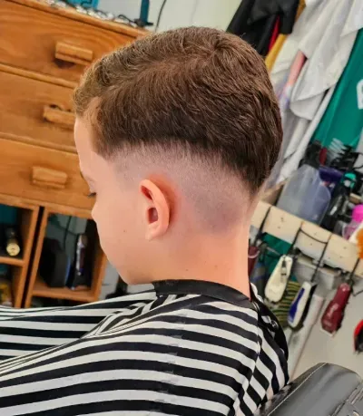 Corte social com nuca alinhada e fade baixo, feito por cabeleireiro em São Carlos